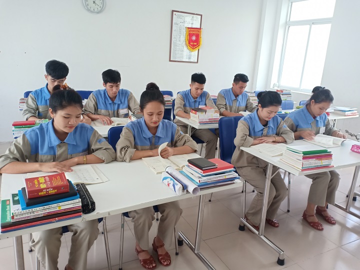 học viên chăm chú trong giờ học viết tiếng Nhật tại Công Ty Cổ Phần Cung Ứng Nhân Lực Châu Á